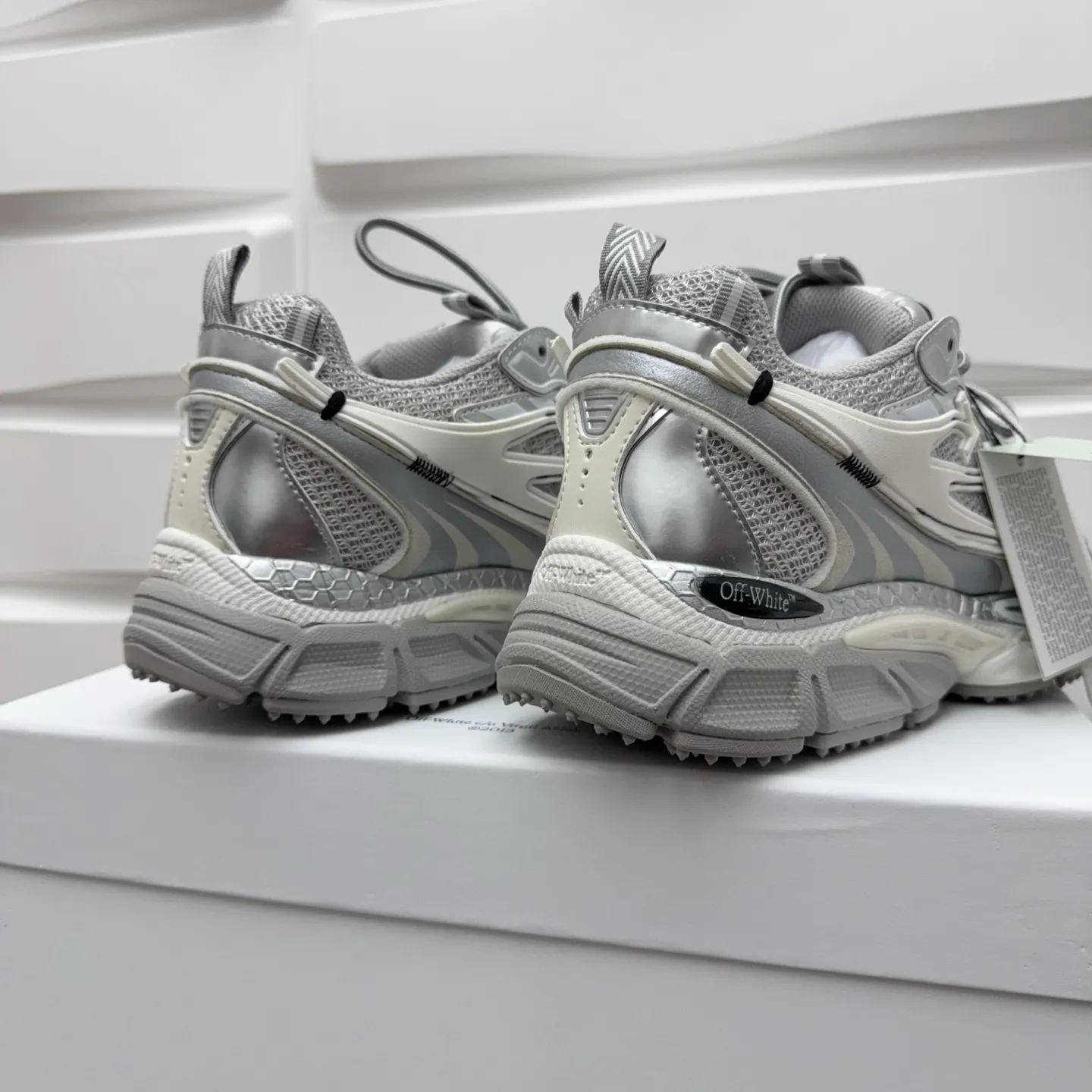 【off- white】P: 720💰Couple style👫, Size: 35-44 (Male 38.45.46 custom-made) High-quality version👊"Out of office" series original mold opening, original lasting, production process 1:1 original version ➰OFF GREY) OFF-WHITE Be Right Back Couple style👫Round toe lace-up arrow pattern low-top lifestyle casual shoes green. A running shoe called the "Be Right Back" sneaker. The design of this sneaker is inspired by Japanese sports aesthetics and craftsmanship, with running performance and principles at its core.